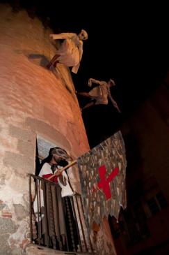 La mort, amb el cap de rata, dança pels carrers de casc antic d’Arenys de Mar