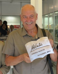 Andreu Martín amb la placa que, minuts després, va col·locar al peu del monument del llibre