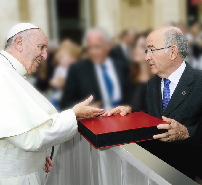 Lluís Pagès fent entrega al Papa Benet XVI d'un exemplar del llibre. Foto©Servizio Fotografico L'OR